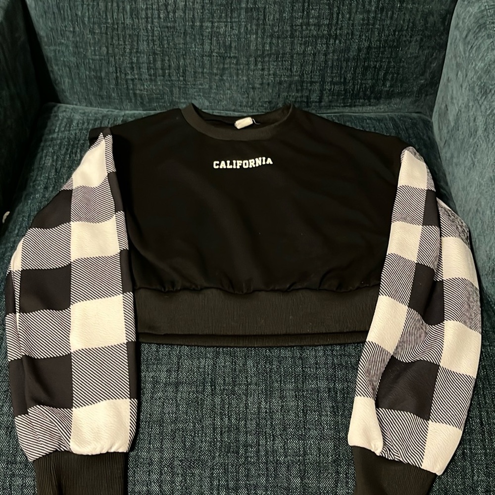 Like new girl’s long sleeve crop top/sweater